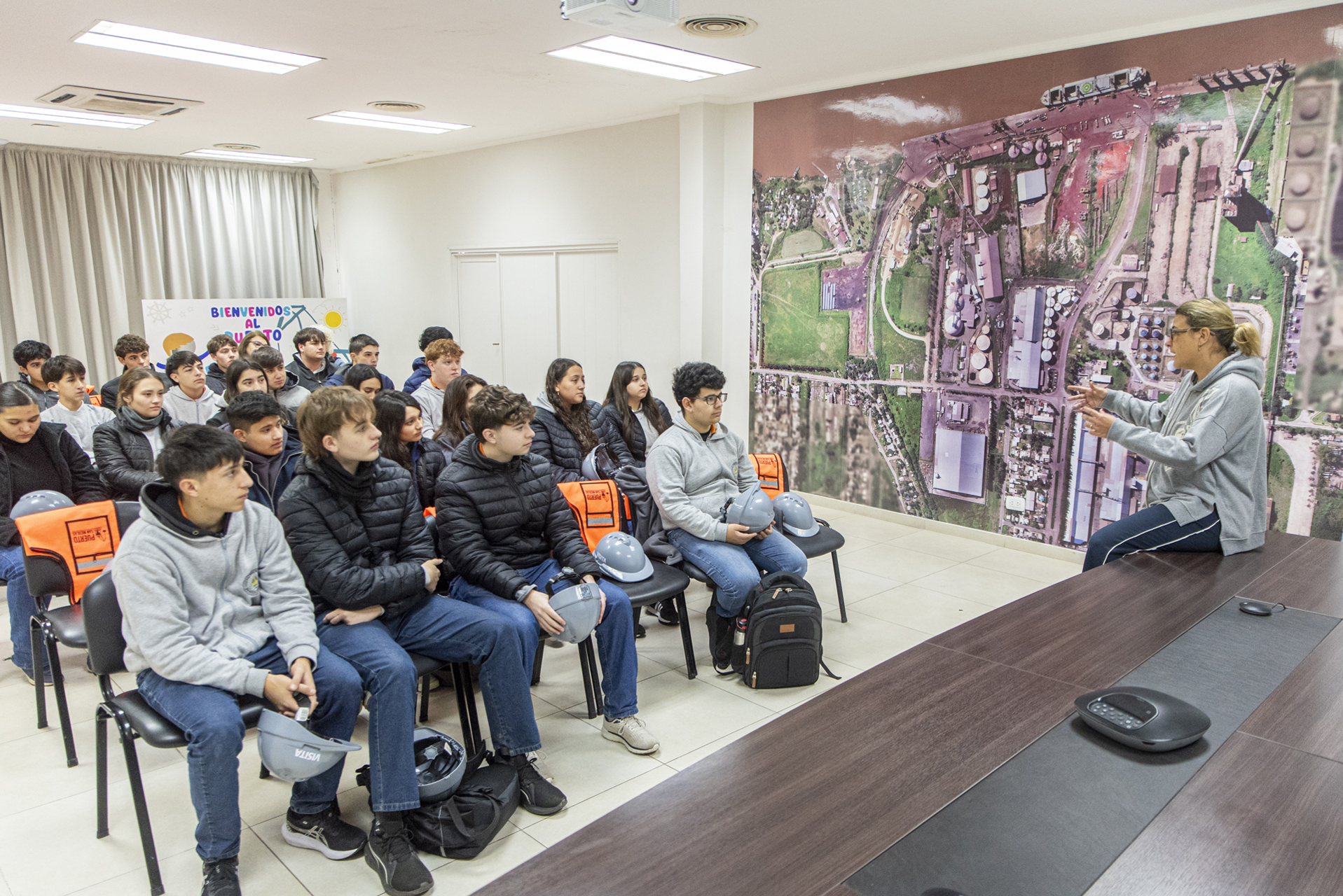 Educación técnica y desarrollo productivo: estudiantes de la Escuela Técnica N° 6 recorrieron el Puerto San Nicolás
